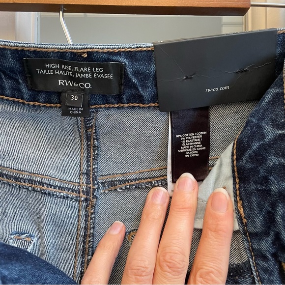 RW & Co High-Waisted Slightly Flare Leg Jeans size 30 vintage blue wash - Picture 6 of 10